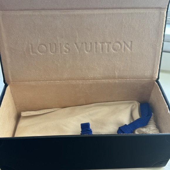 BRAND NEW !! Comes with box and dust bag - Picture 5 of 7